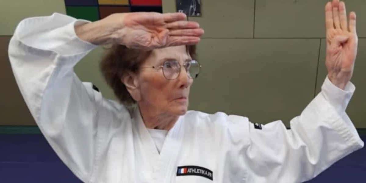 Elle a 78 ans et une ceinture blanche : la retraitée qui a défié tous les clichés