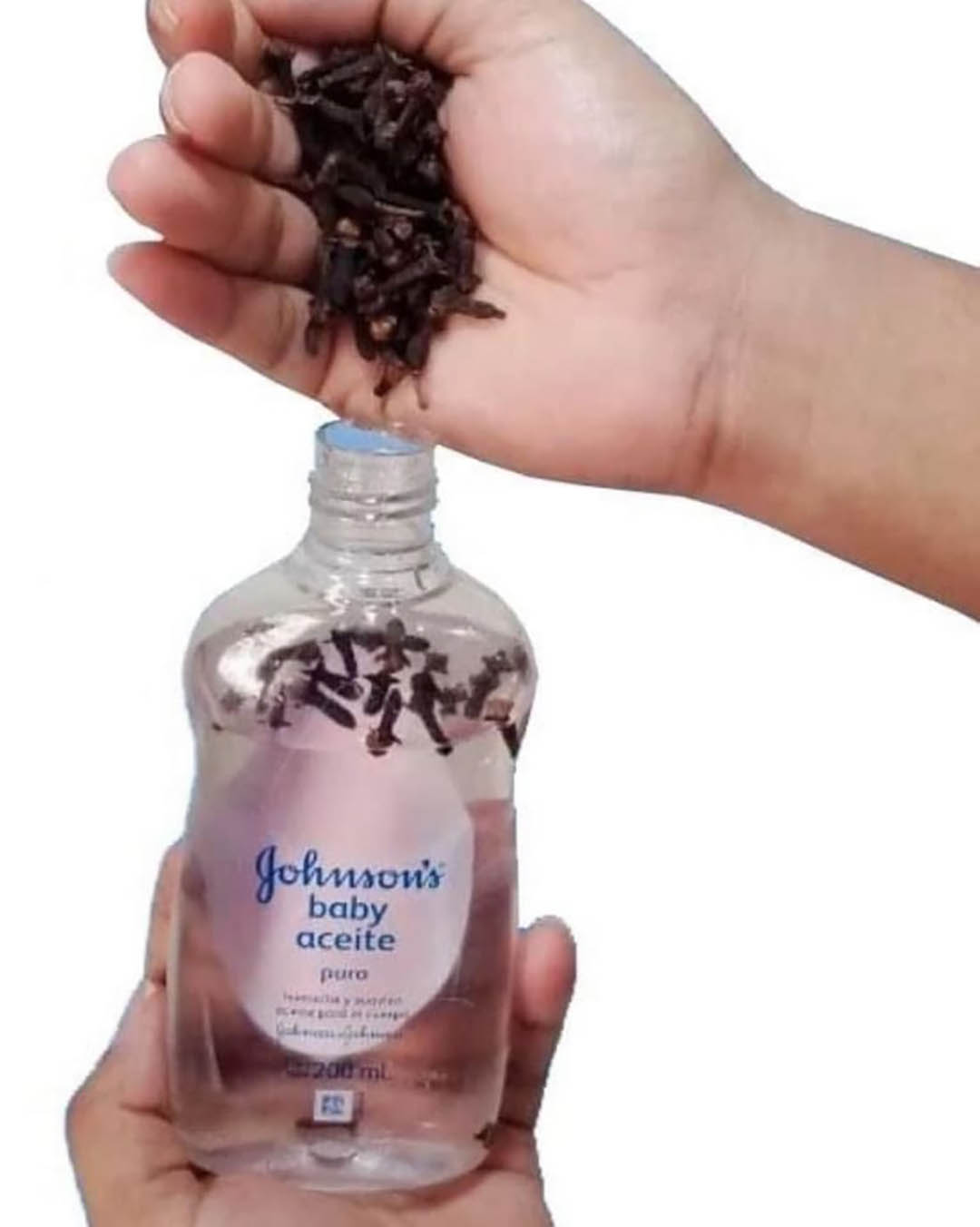 Mélangez de l’huile pour bébé avec des clous de girofle, et vous obtiendrez le meilleur répulsif contre les moustiques