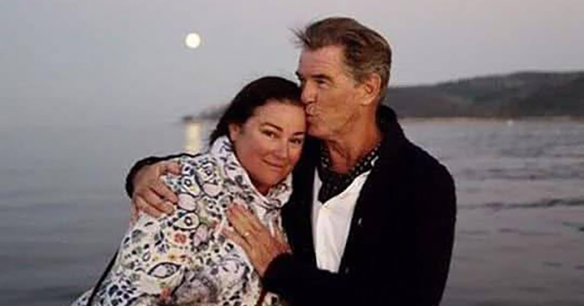 « Même James Bond est tombé amoureux d’elle ! » Des photos rétrospectives de Pierce Brosnan et Keely refont surface sur la toile.