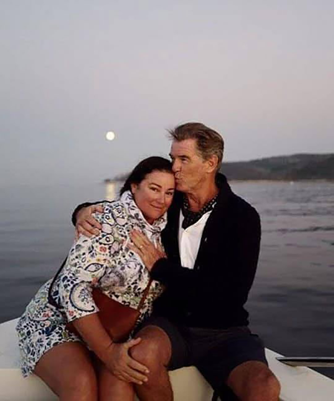 « Même James Bond est tombé amoureux d’elle ! » Des photos rétrospectives de Pierce Brosnan et Keely refont surface sur la toile.
