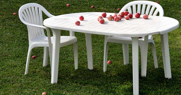 Meubles de jardin en plastique jaunis
