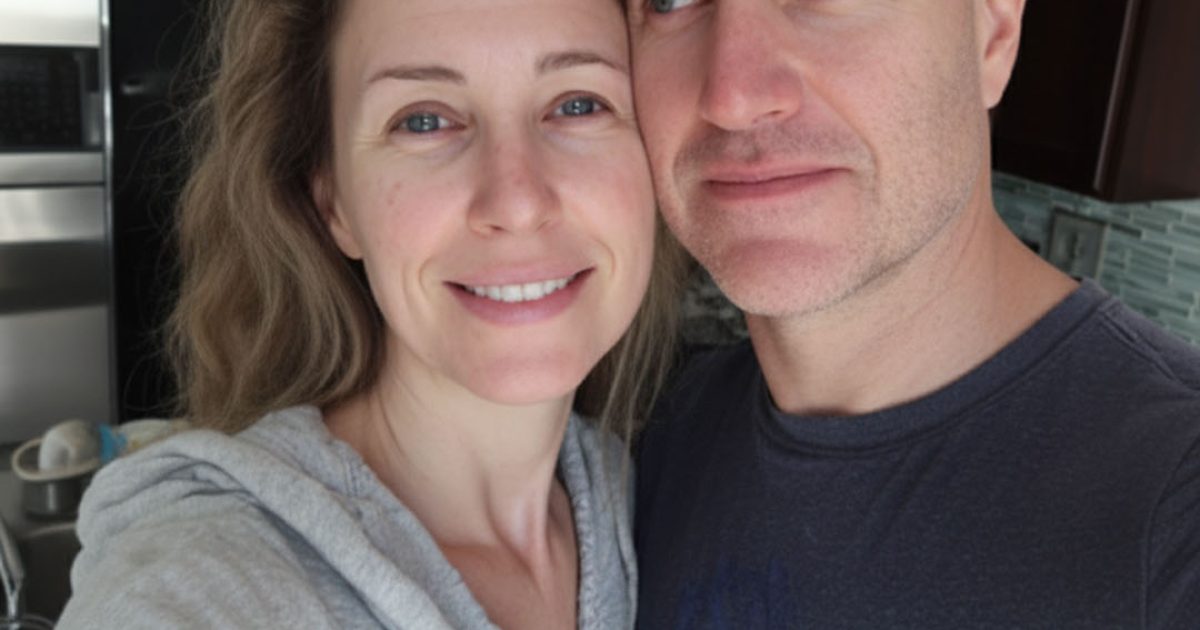 Mon mari a déménagé dans la chambre d’amis parce qu’il disait que je ronflais — mais j’ai été sans voix quand j’ai découvert ce qu’il y faisait réellement.