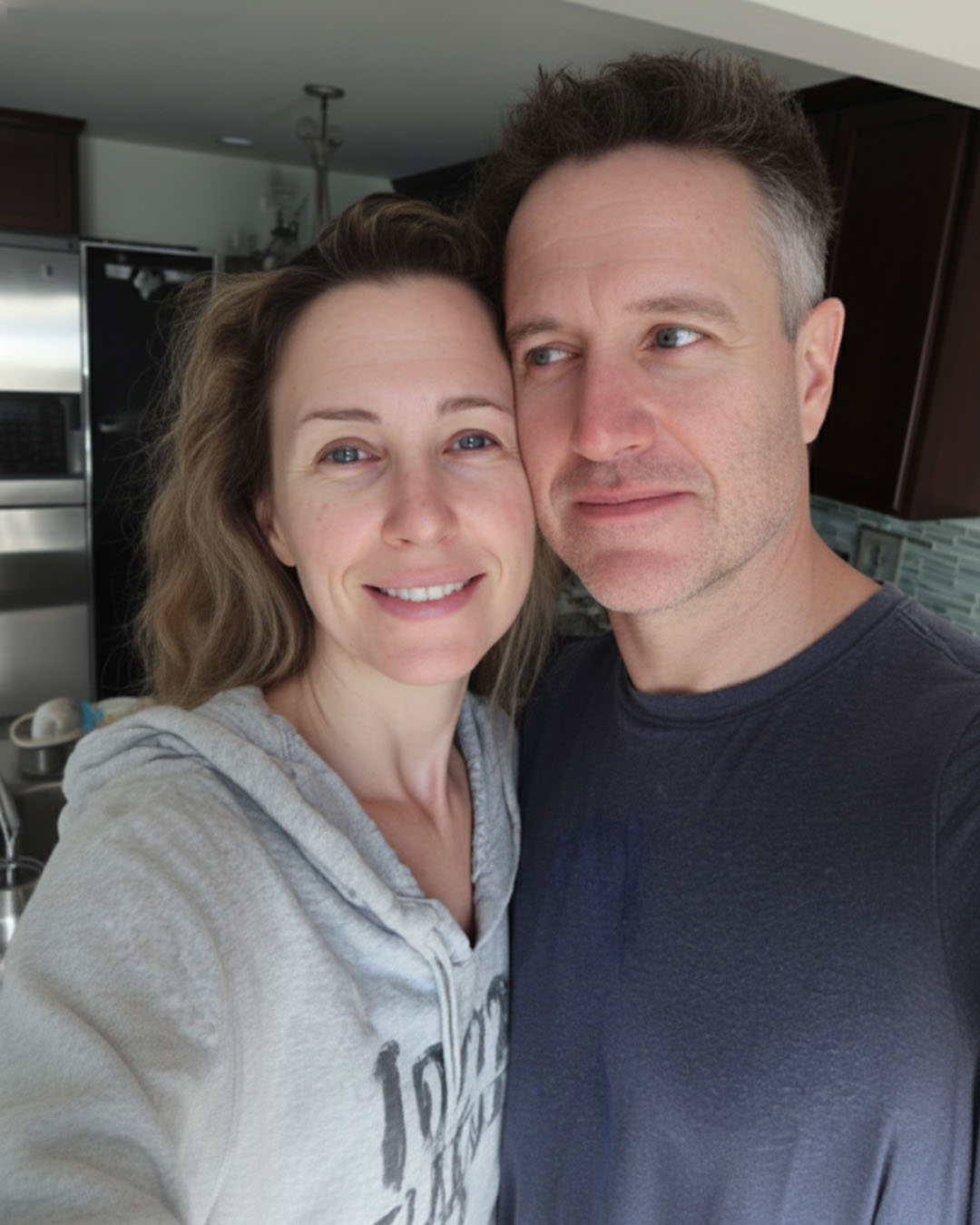 Mon mari a déménagé dans la chambre d’amis parce qu’il disait que je ronflais — mais j’ai été sans voix quand j’ai découvert ce qu’il y faisait réellement.