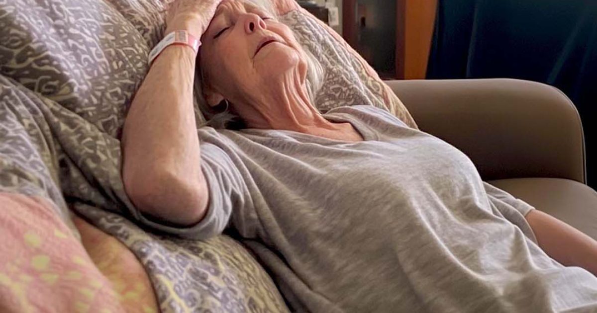 Mon mari m’a envoyée m’occuper de sa mère pendant qu’il partait en vacances avec sa maîtresse… sans se douter que tout faisait partie de mon plan