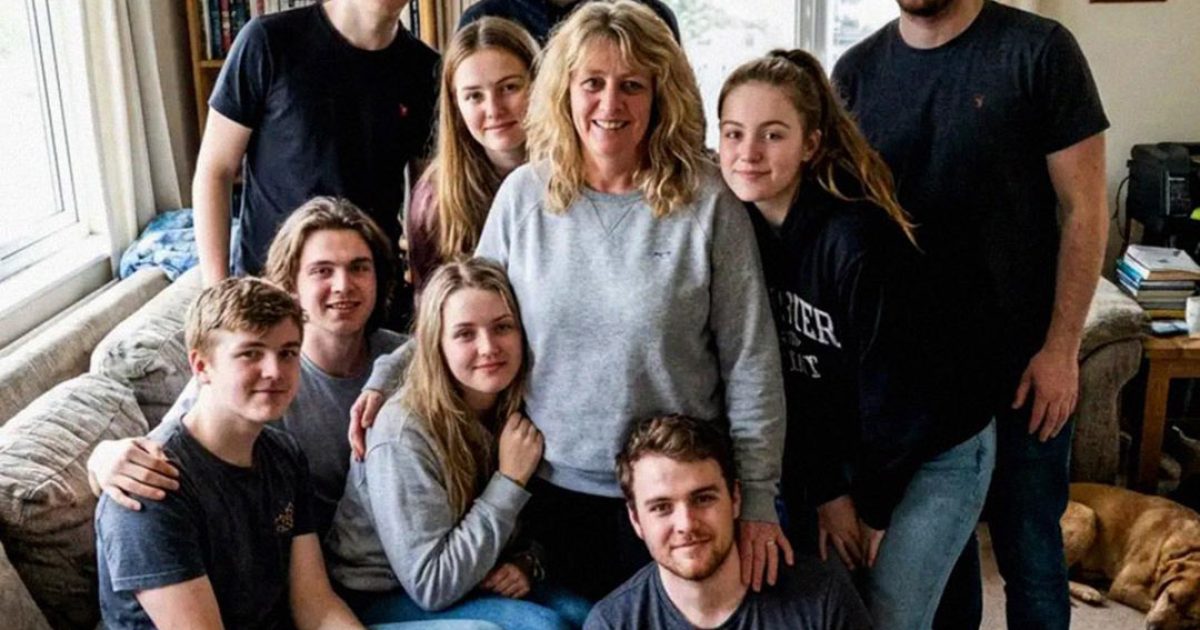 Mon père a quitté ma mère avec 10 enfants pour une femme plus jeune de l’église – 10 ans plus tard, il a appelé ma mère pour lui demander de reformer une famille, mais je lui ai donné une leçon