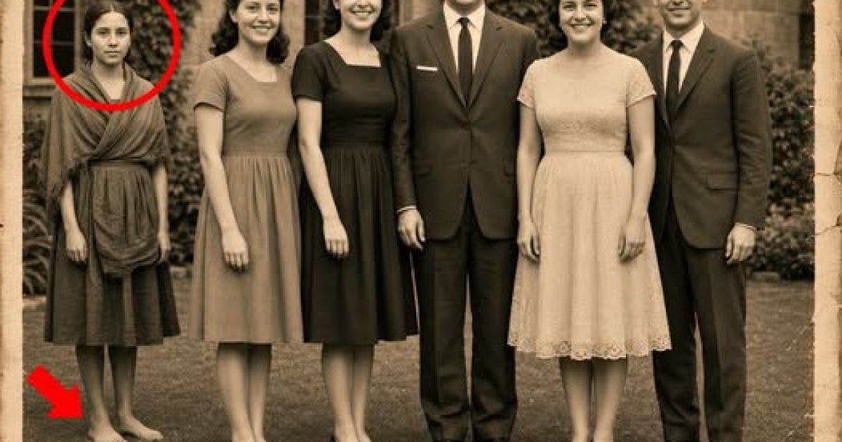 Cette photo de famille de 1961 cache le destin bouleversant de la jeune femme en arrière-plan