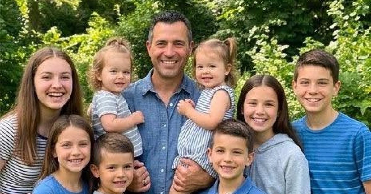 Elle élève les 9 enfants de sa sœur disparue pendant 12 ans… jusqu'au jour où le plus jeune lui révèle un secret bouleversant