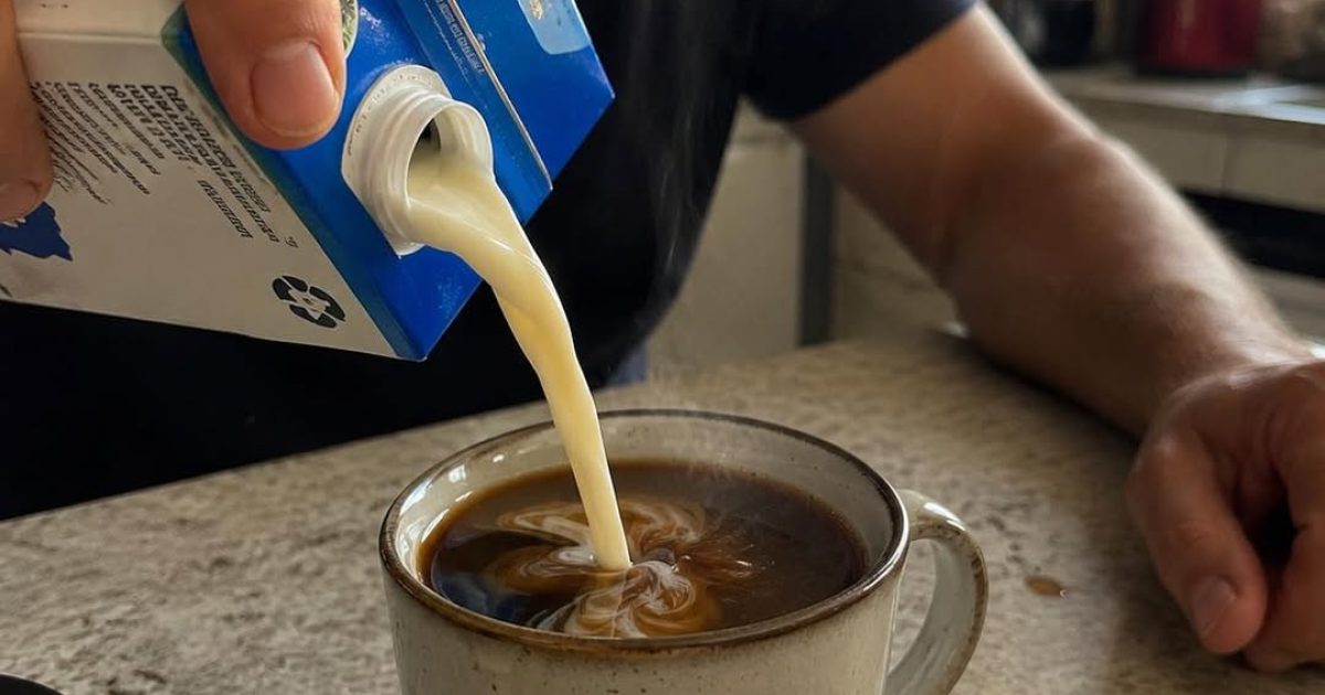 Café au lait : ce que ce geste du quotidien fait vraiment à votre corps