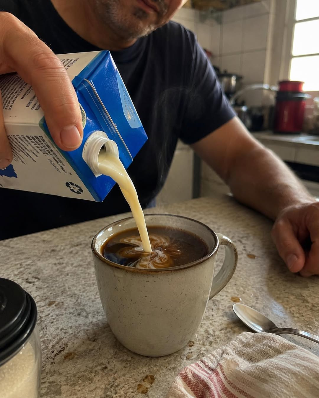 Café au lait : ce que ce geste du quotidien fait vraiment à votre corps