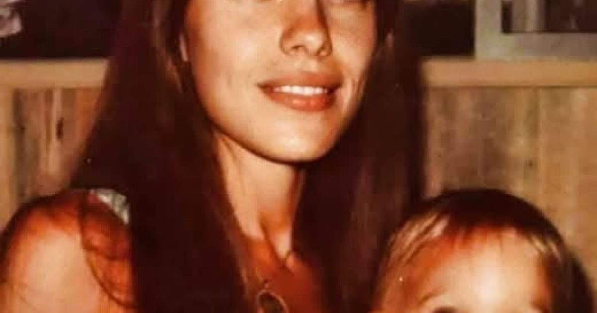 Cette photo d'enfance rare cache l'histoire bouleversante d'une star de Hollywood que vous adorez