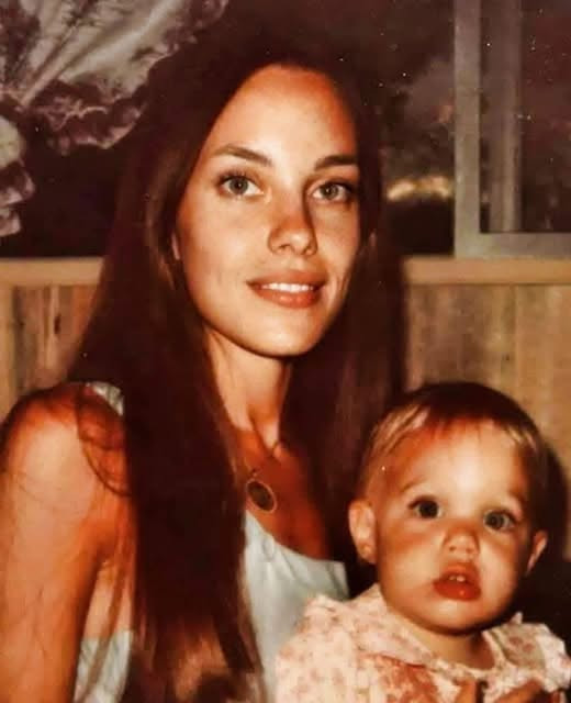 Cette photo d'enfance rare cache l'histoire bouleversante d'une star de Hollywood que vous adorez