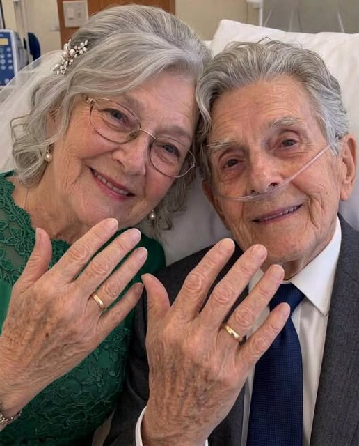 Elle épouse son premier amour à 73 ans pour exaucer son dernier vœu — et découvre après les funérailles qu'il lui avait caché un secret extraordinaire