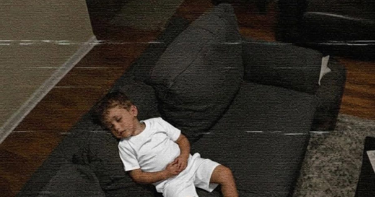 Elle rentre en avance d'un voyage pro et son fils de 7 ans lui dit "n'entre pas dans ma chambre" : ce qu'elle a découvert va vous toucher