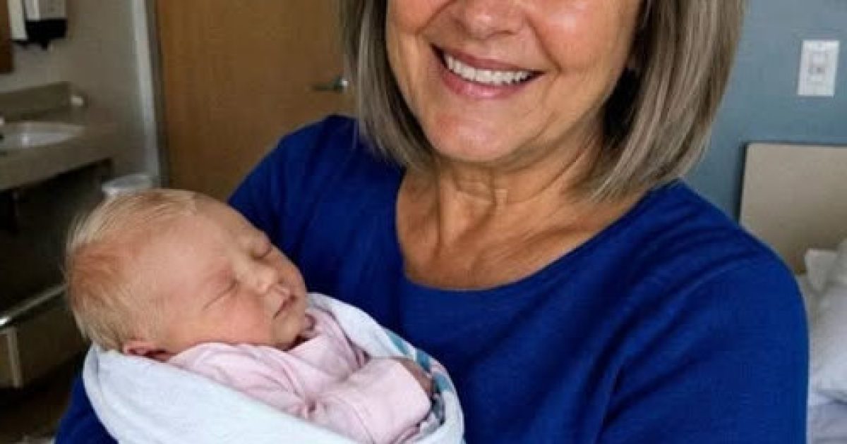 Elle prend son "petit-fils" dans les bras à la maternité — puis une infirmière lui chuchote une phrase qui change tout
