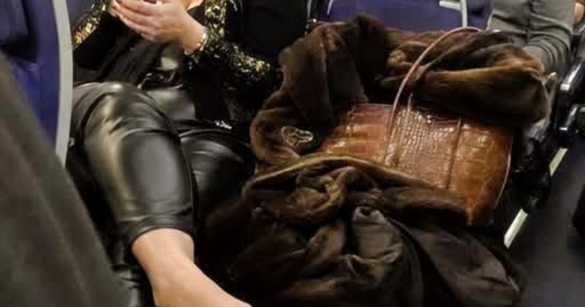 Elle refuse de libérer le siège payé : ce que la fille de 10 ans sort de son sac stupéfie tout l'avion