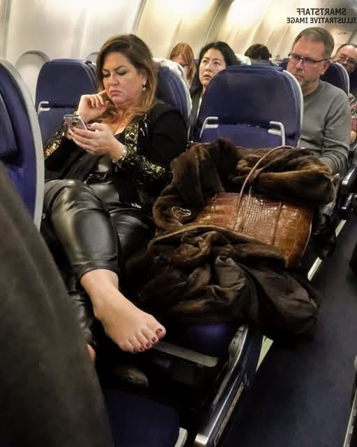 Elle refuse de libérer le siège payé : ce que la fille de 10 ans sort de son sac stupéfie tout l'avion