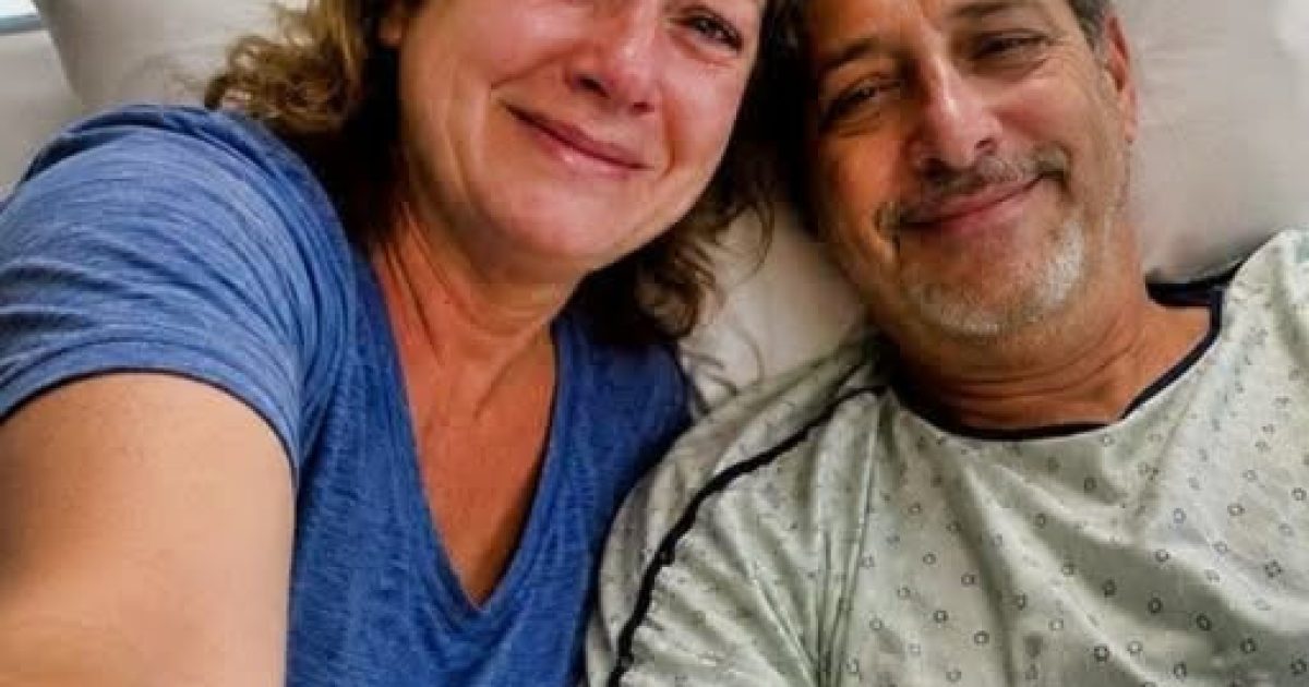 Elle remet une lettre mystérieuse à une inconnue et découvre le secret caché de son mari pendant 34 ans