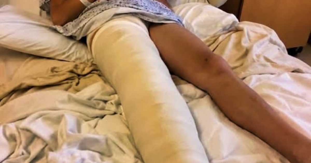 Une infirmière lui glisse une note en secret à l'hôpital : ce qu'elle découvre à 3h du matin la laisse sans voix