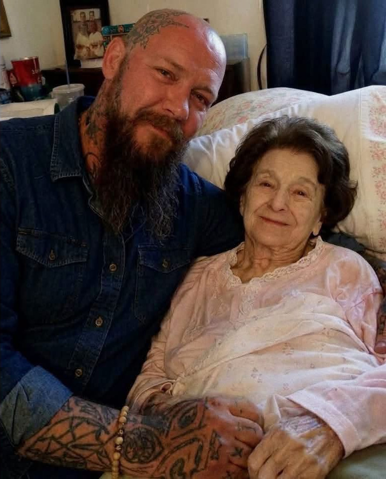 Elle renvoie son aide-soignante de confiance pour un inconnu tatoué : la raison va vous briser le cœur