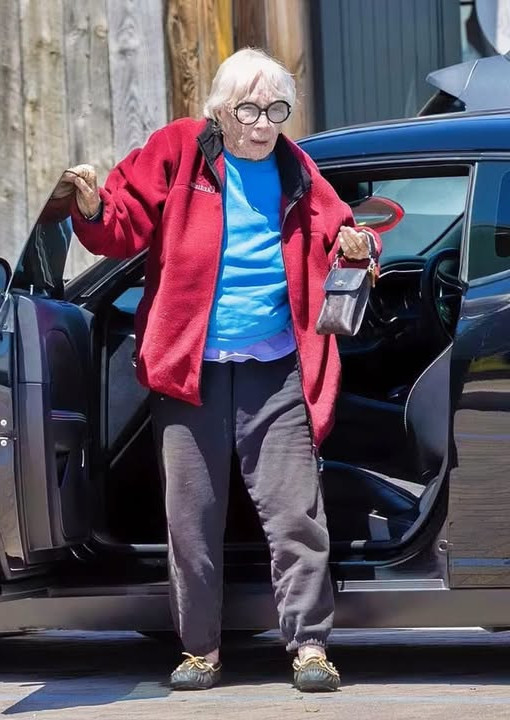 Shirley MacLaine à 91 ans : la vie discrète et inspirante d'une légende du cinéma
