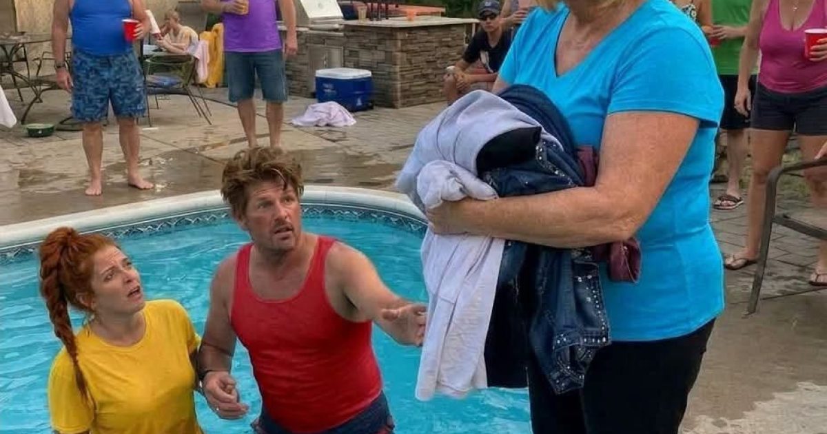 Elle découvre son mari dans la piscine avec la voisine : sa réaction froide fait le tour du quartier