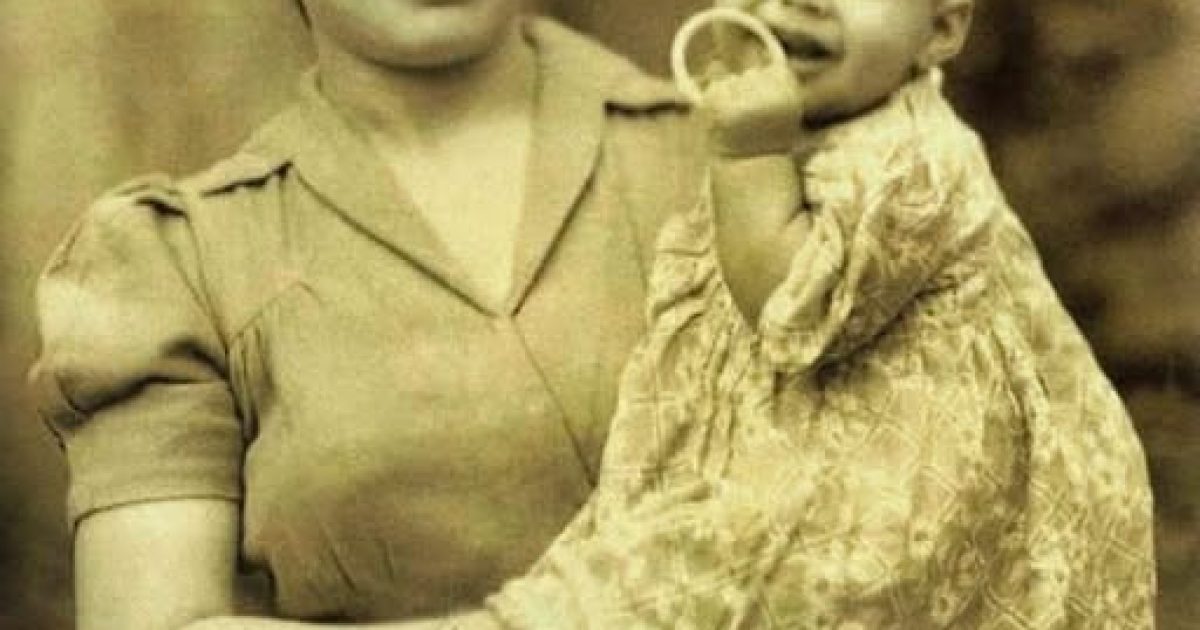 Cette photo de bébé de 1947 cache l'identité d'une légende absolue de la musique : saurez-vous le reconnaître ?