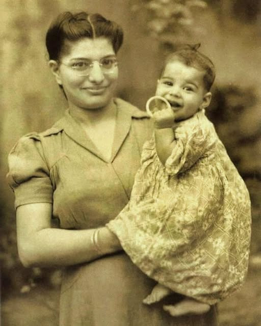 Cette photo de bébé de 1947 cache l'identité d'une légende absolue de la musique : saurez-vous le reconnaître ?