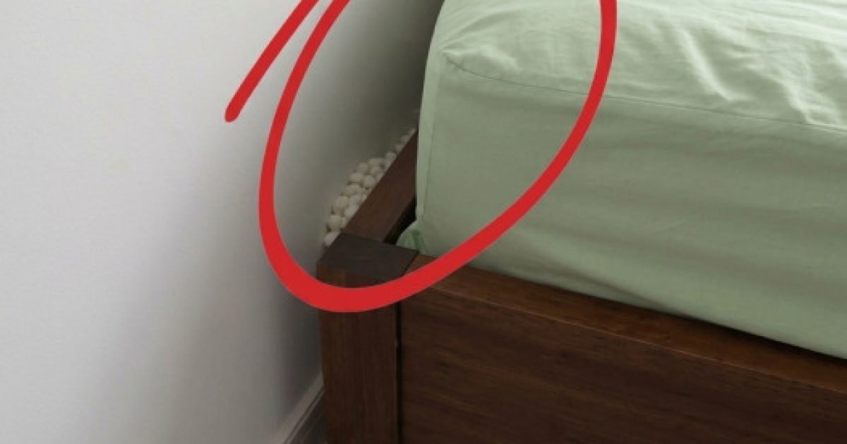 Ces étranges petites boules blanches près de votre lit : voici enfin ce que c'est vraiment
