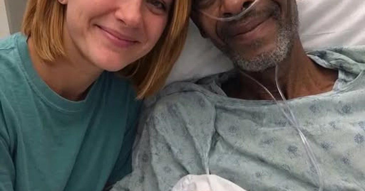 Il l'a élevée depuis ses 4 ans : ce qu'il lui a chuchoté à l'hôpital avant de mourir lui a brisé le cœur