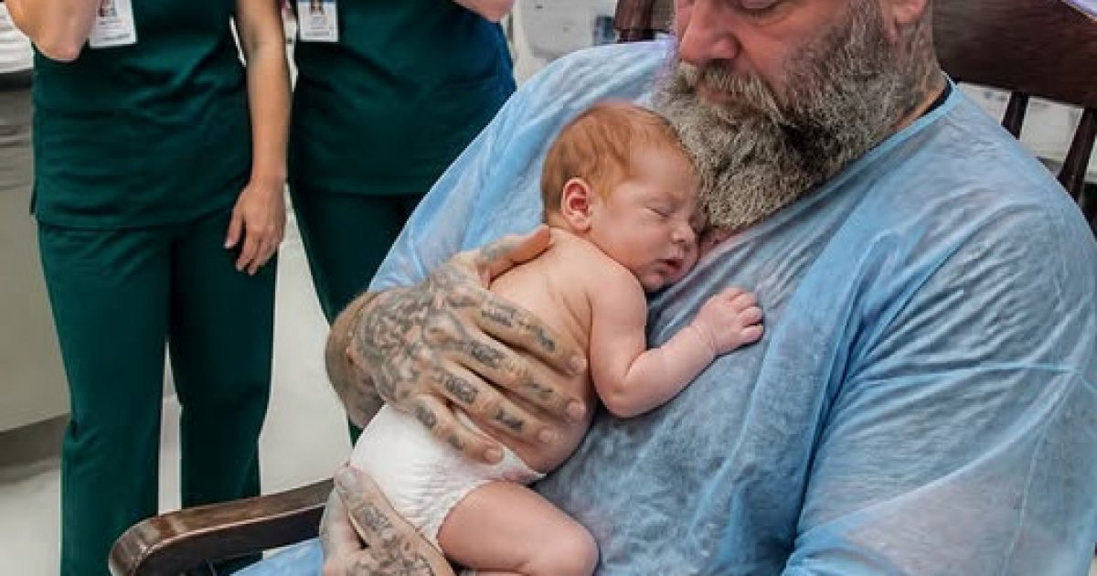 Il entre dans le service de néonatologie et demande à tenir le bébé que personne ne visite : ce qu'on découvre 12 heures plus tard change tout