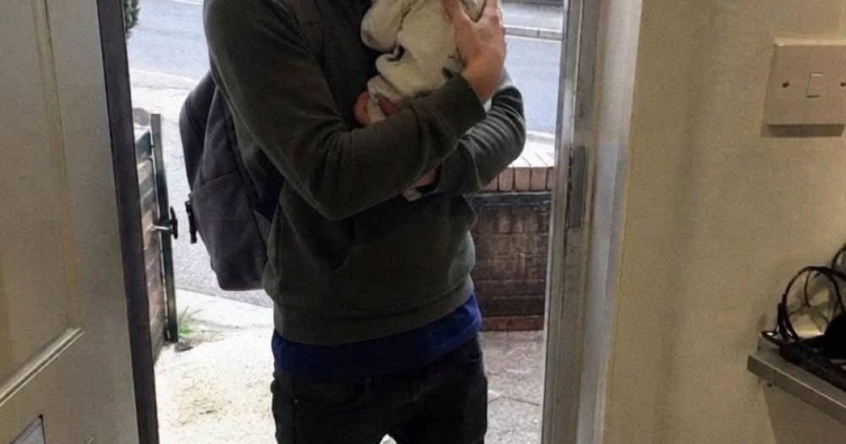 Il expulse leur fils de 18 ans, qui revient un an après avec un bébé et des preuves qui brisent tout