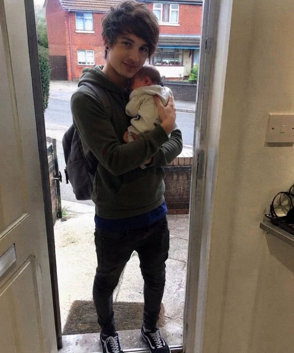 Il expulse leur fils de 18 ans, qui revient un an après avec un bébé et des preuves qui brisent tout