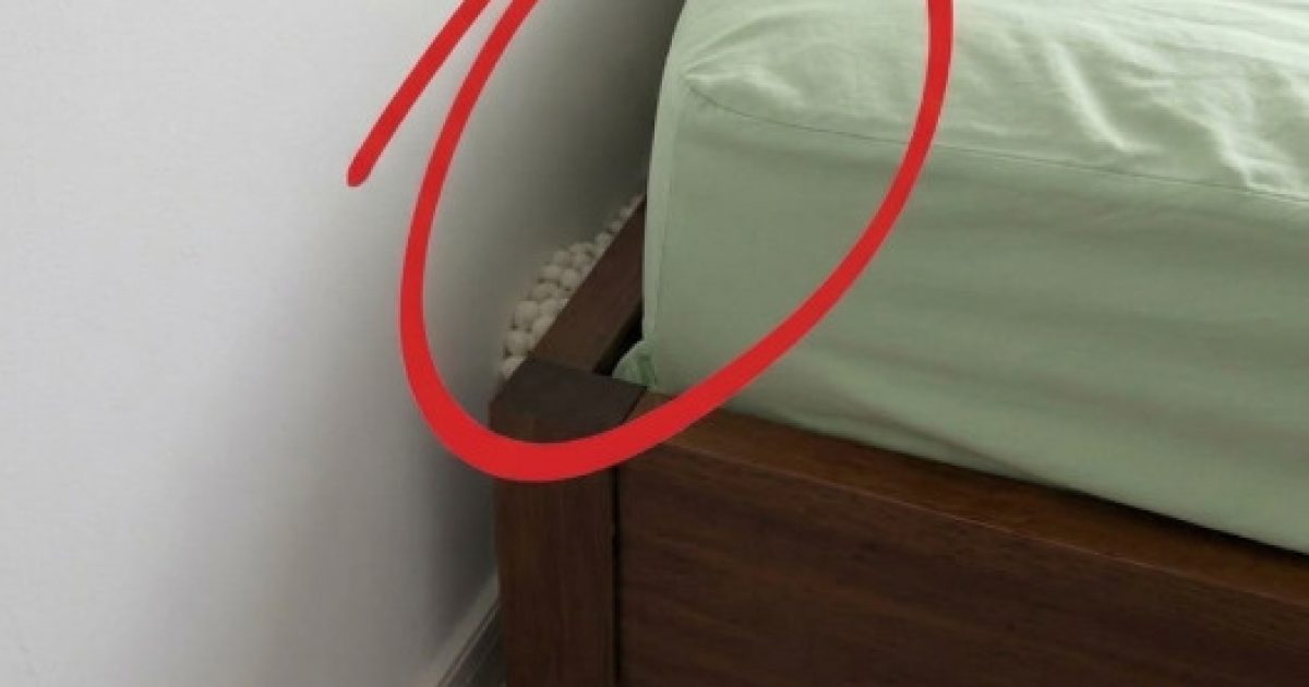 Elle rentre chez elle après une longue journée et découvre quelque chose d'inexplicable près de son lit