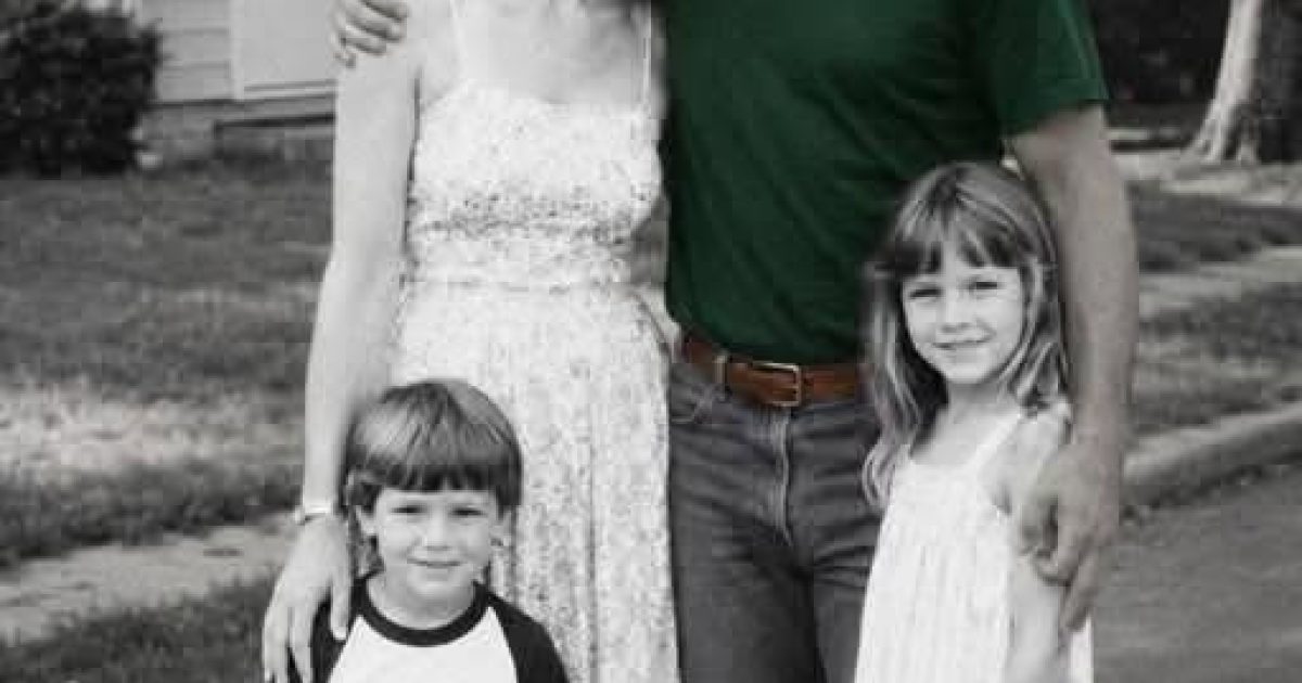 Il découvre une boîte cachée dans le matelas de sa fille 40 ans après sa disparition : la vérité le laisse sans voix