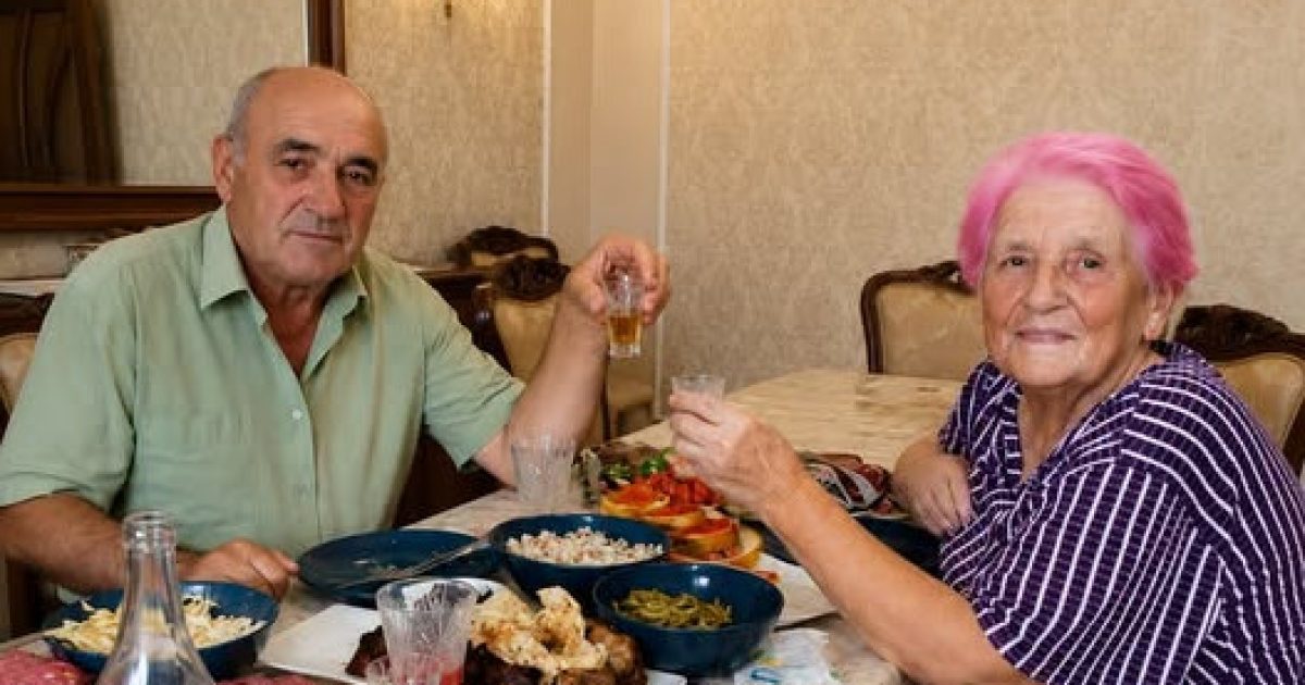 Il l'obligeait à boire un verre chaque soir depuis 35 ans : la vérité bouleversante découverte après sa mort