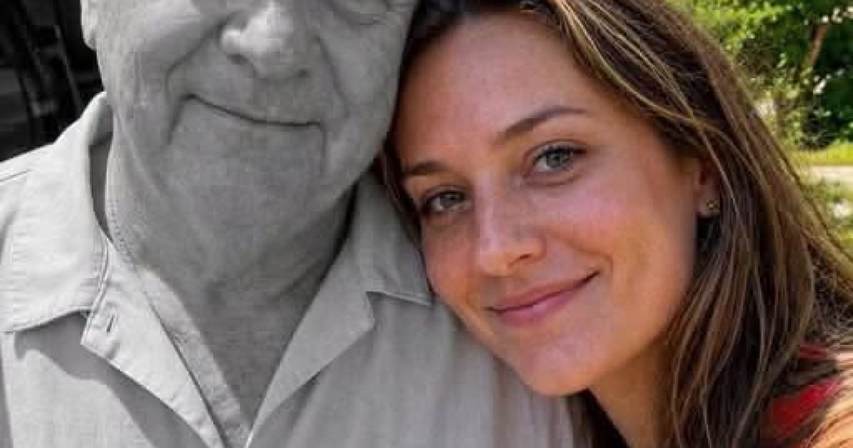 Elle ouvre le garage secret de son père devant toute la famille… et comprend enfin tout
