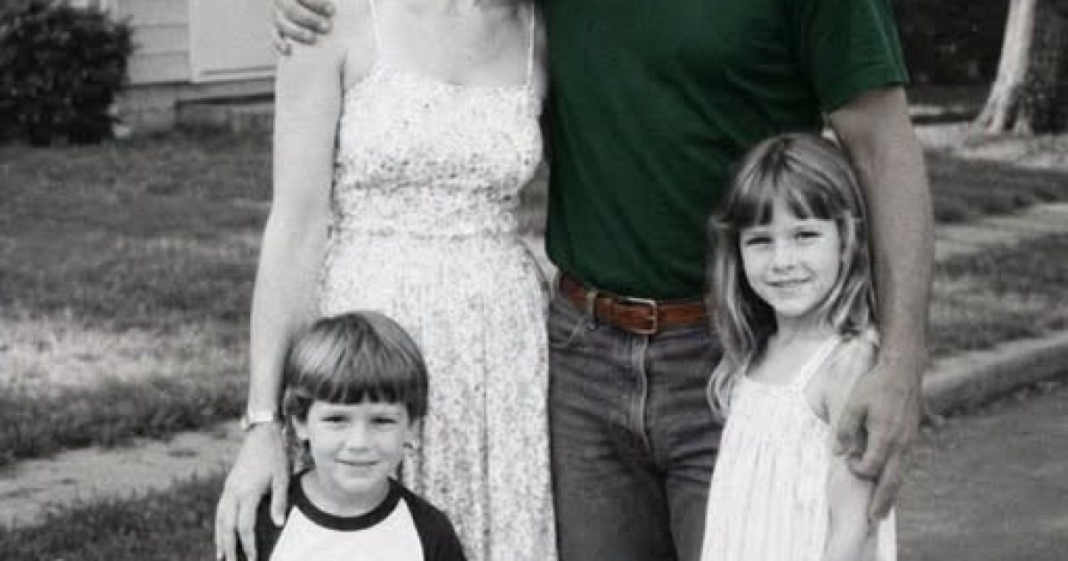 Il découvre une boîte secrète cachée dans le matelas de sa fille 40 ans après la disparition de sa famille