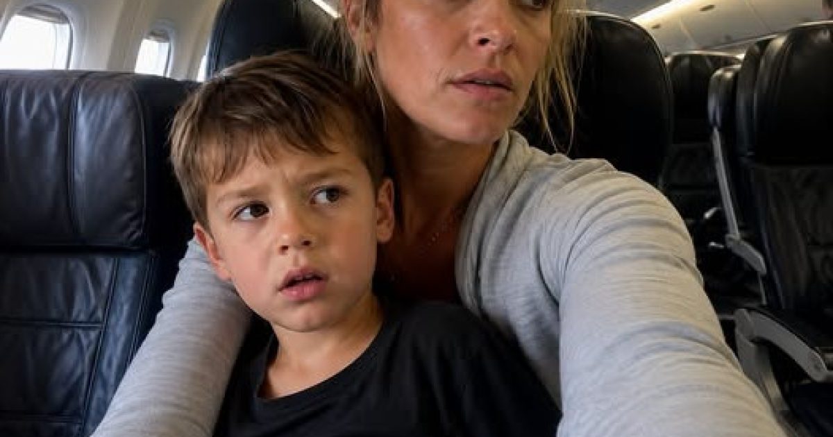 Elle monte en secret dans l'avion de son mari pour le surprendre : ses mots dans le micro changent tout