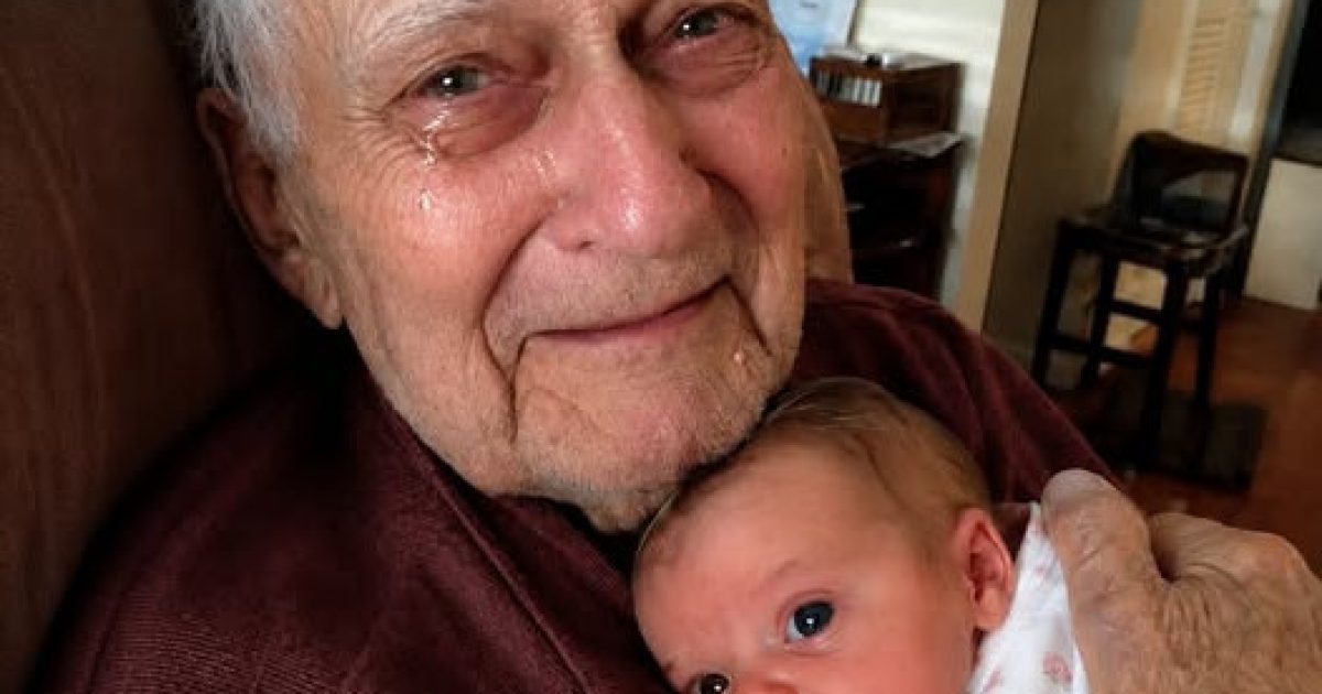 Elle présente sa fille à son grand-père et son regard change tout : le secret de famille qui bouleverse trois générations