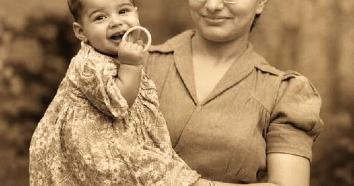 Cette photo de 1947 montre un bébé anonyme… qui deviendra Freddie Mercury