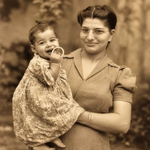 Cette photo de 1947 montre un bébé anonyme… qui deviendra Freddie Mercury