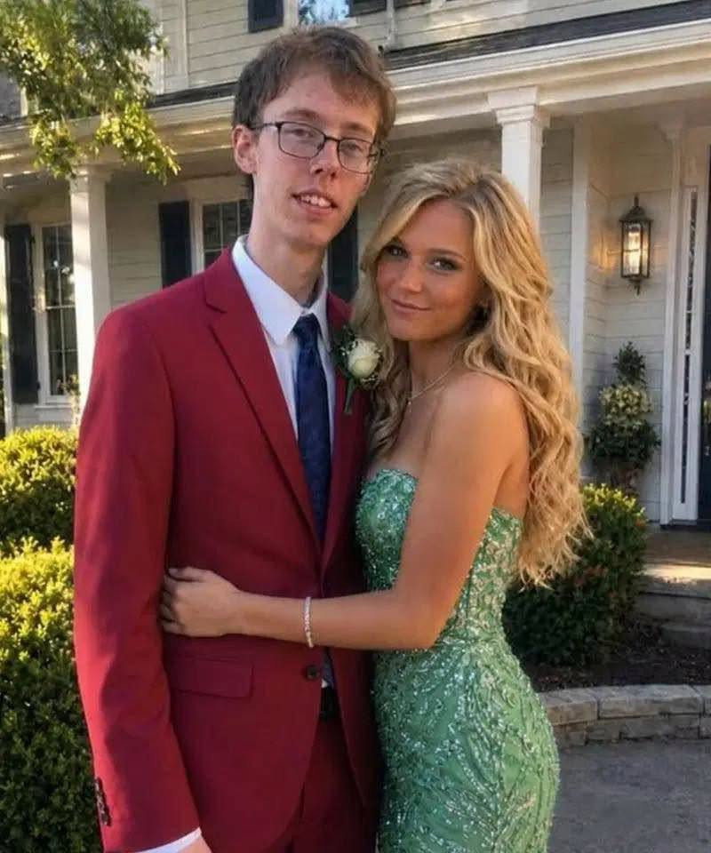 Elle a payé une jeune fille pour accompagner son fils au bal de promo — les photos de la soirée lui ont révélé une vérité bouleversante