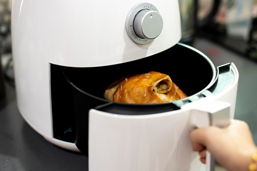 Friteuse à air : les astuces essentielles pour une utilisation sécurisée et des plats réussis
