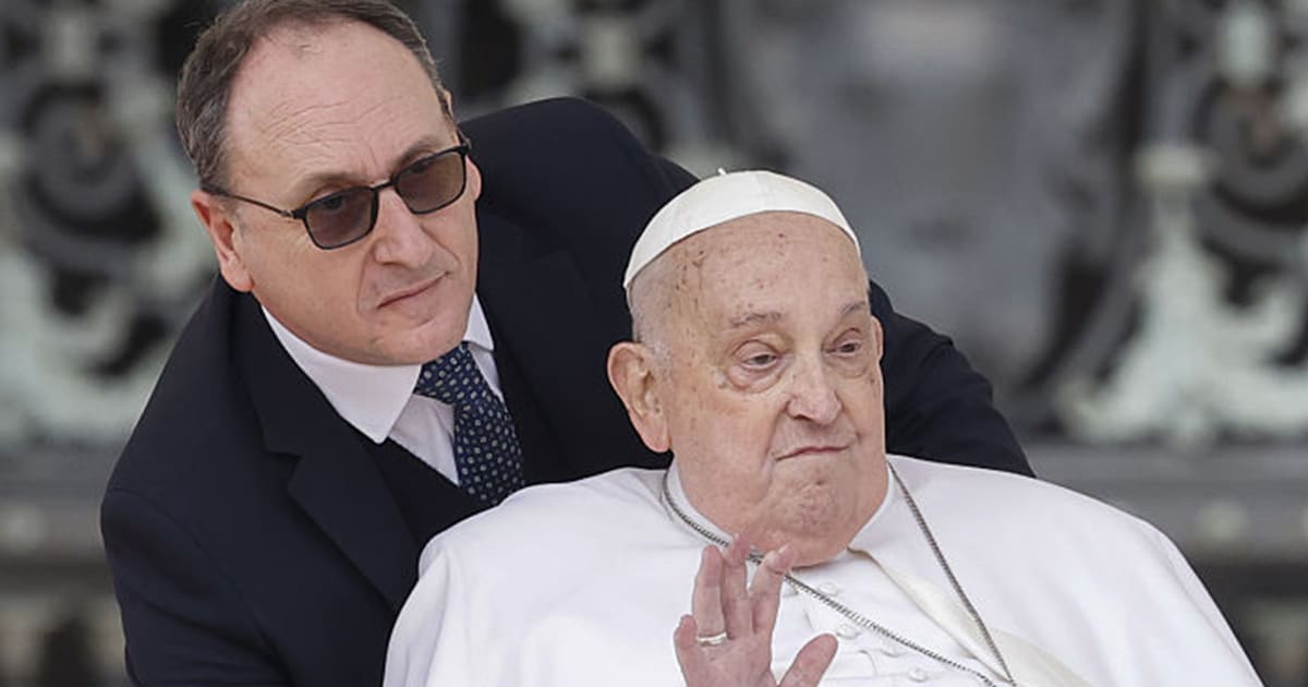 Le dernier adieu du pape François : un geste chargé d’émotion pour son infirmier