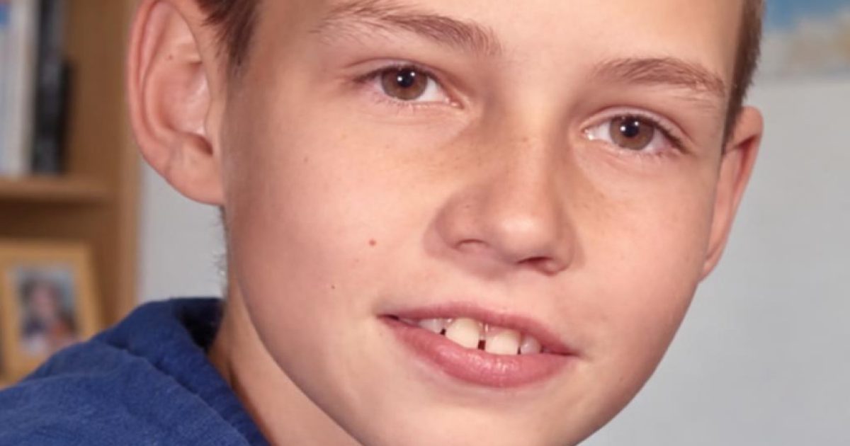Cette photo d'enfance de 1973 a tout le monde perplexe : reconnaissez-vous ce petit garçon devenu star mondiale ?