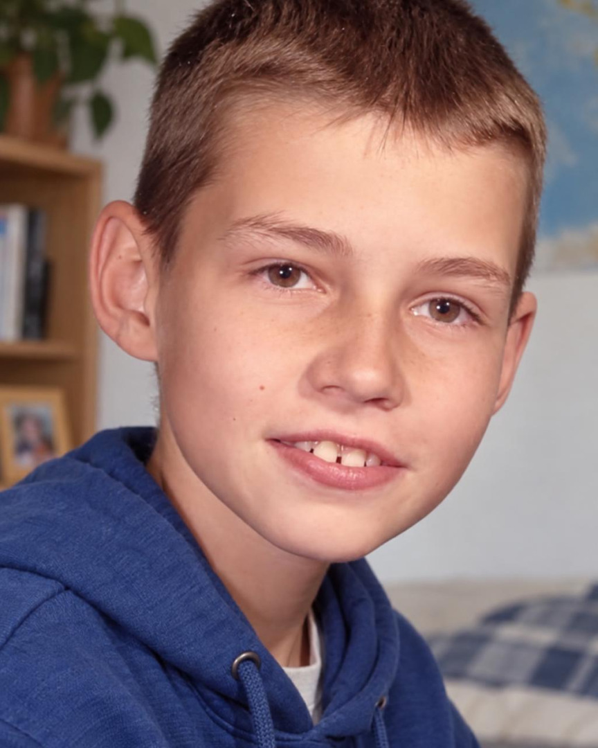 Cette photo d'enfance de 1973 a tout le monde perplexe : reconnaissez-vous ce petit garçon devenu star mondiale ?