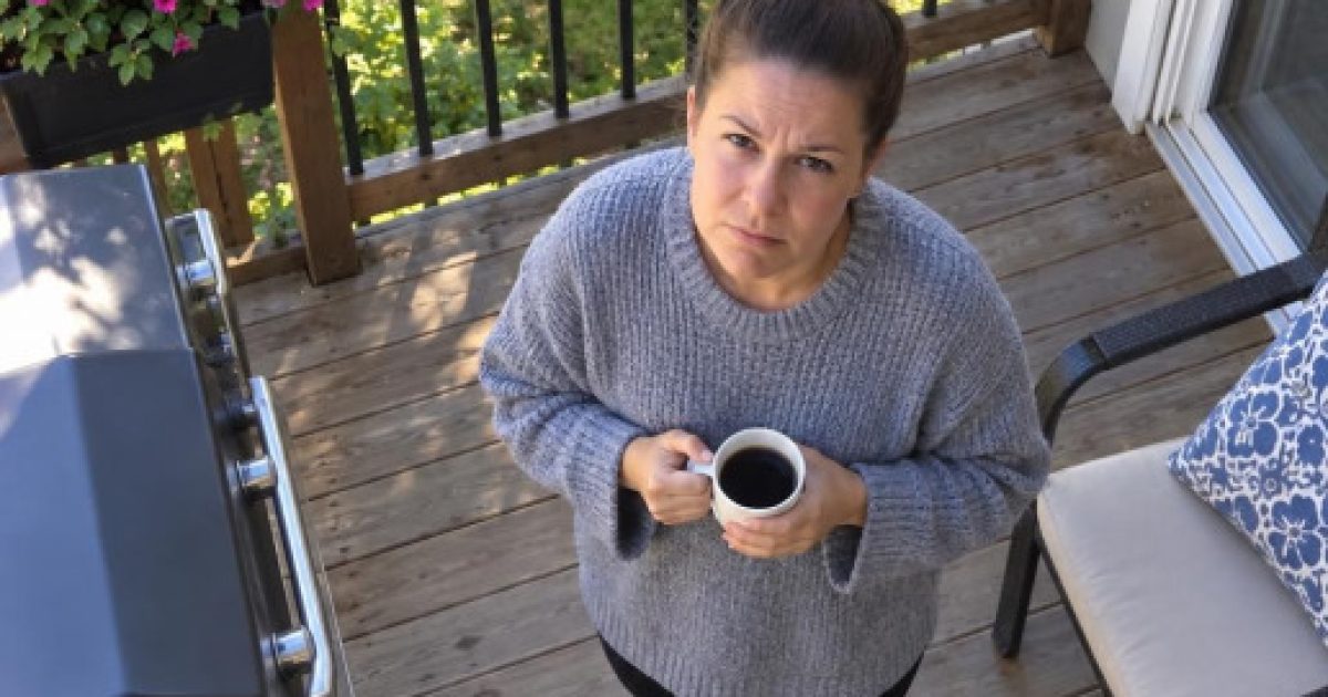 Elle demande trois fois à son voisin d'arrêter de jeter ses sachets de thé sur son balcon : sa réponse va tout changer