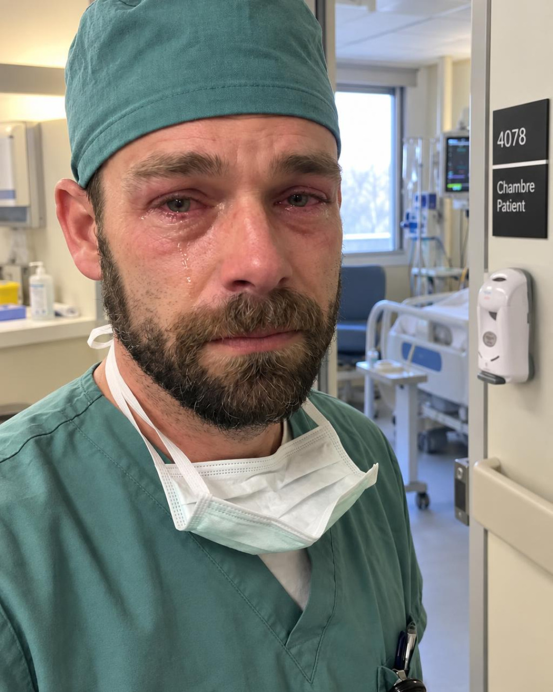 Elle surprend son mari au travail avec un panier-repas : ce que révèle son collègue en larmes va tout bouleverser