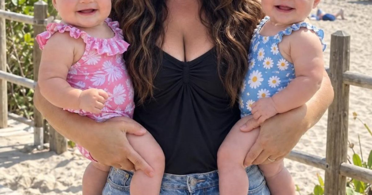 Elle portait ses jumeaux de 10 mois au parc aquatique quand son mari lui a tendu une serviette : ce qui s'est passé ensuite a tout changé
