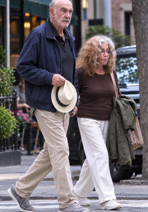 Sean Connery aperçu à New York : une apparition rare et émouvante aux côtés de sa femme
